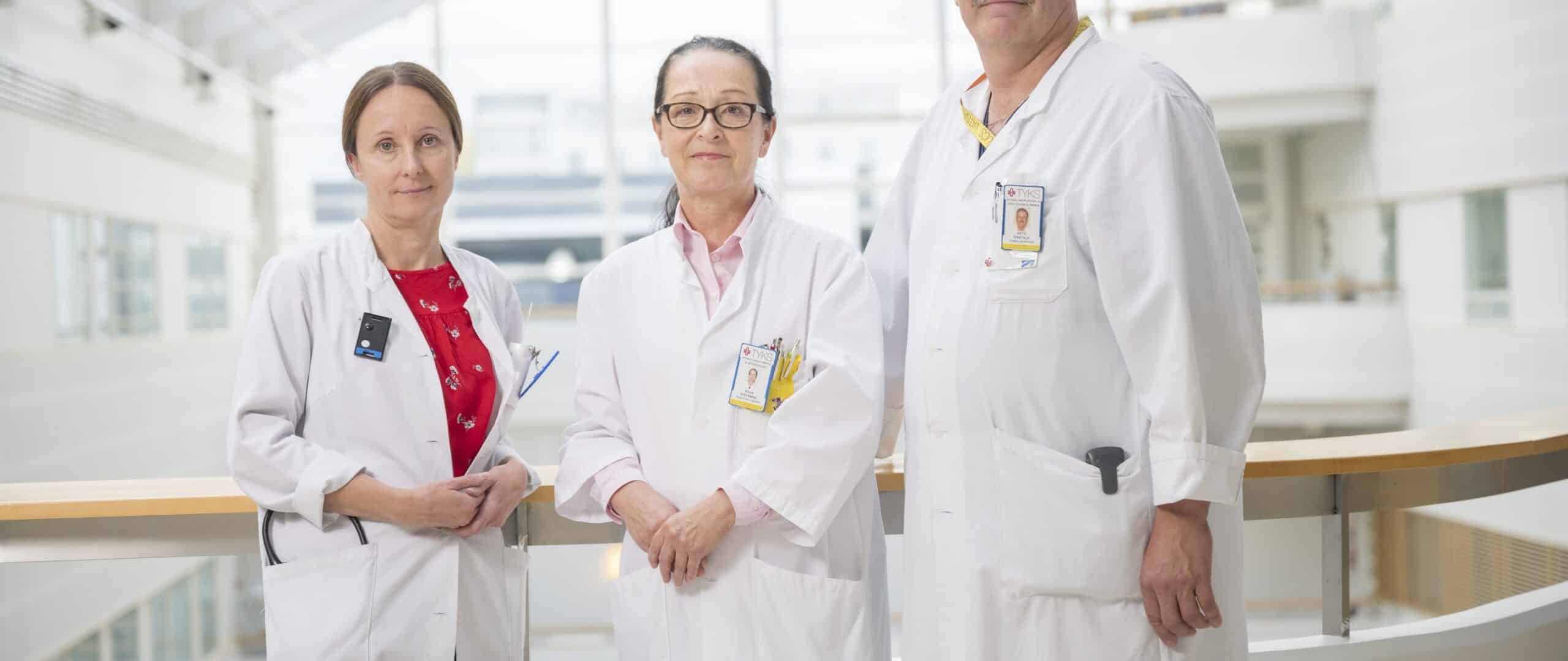 Arto Rantala, Annika Ålgars ja Raija Ristamäki kuvattuna sairaalan aulassa.